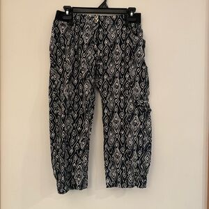 Chico's 00 XS Monochrome ikat tribal Geometric cargo Capris hammer pants GUC